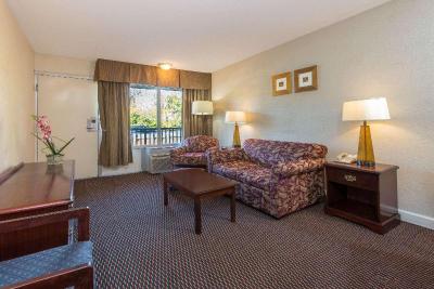 Days Inn & Suites by Wyndham Dayton North