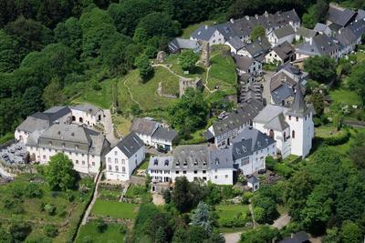 Burghaus & Villa Kronenburg