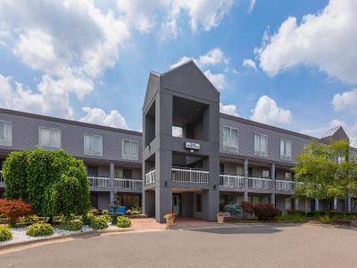 Howard Johnson by Wyndham Romulus Detroit  Airport