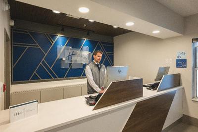 Holiday Inn Express & Suites Marquette