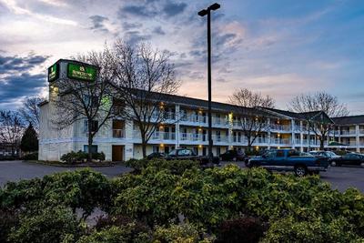 HomeTowne Studios Eugene - Springfield