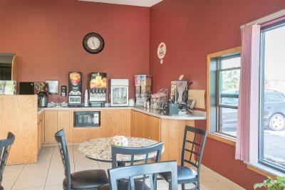 Super 8 by Wyndham Worthington Minnesota