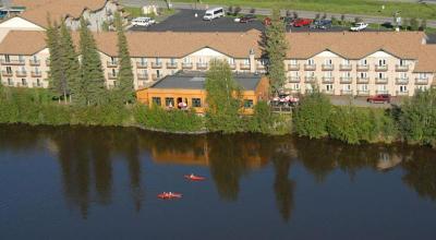 Pike's Waterfront Lodge