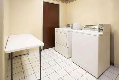 Travelodge by Wyndham Fort Myers Airport
