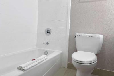 Days Inn & Suites by Wyndham Peachtree Corners