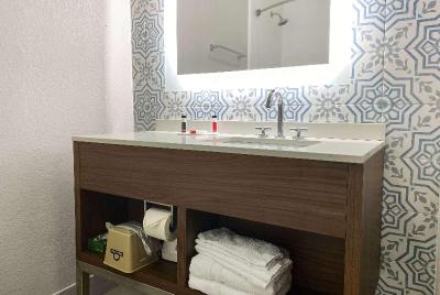 Days Inn & Suites by Wyndham Peachtree Corners