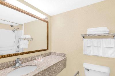 Travelodge by Wyndham Lima OH