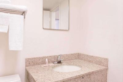 Howard Johnson by Wyndham Commerce GA