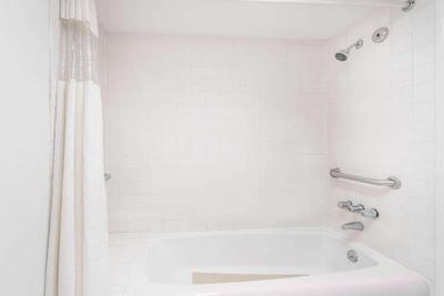 Howard Johnson by Wyndham Commerce GA