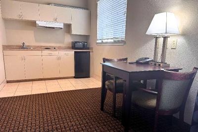 Super 8 by Wyndham IAH West/Greenspoint