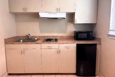 Super 8 by Wyndham IAH West/Greenspoint