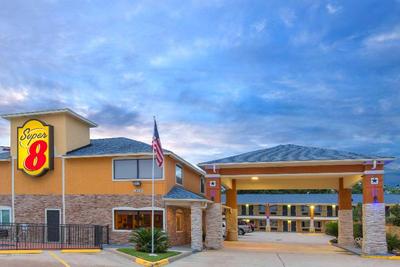 Super 8 by Wyndham Willowbrook