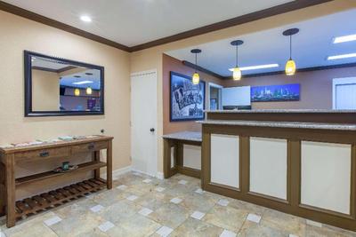 Super 8 by Wyndham Willowbrook