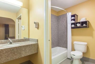 Super 8 by Wyndham Willowbrook