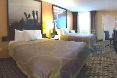 Super 8 by Wyndham Willowbrook