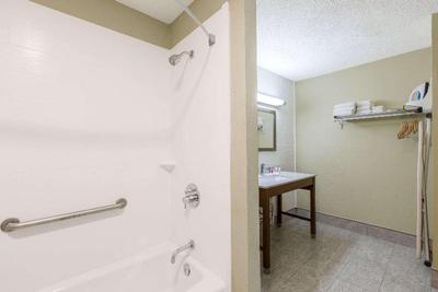 Days Inn & Suites by Wyndham Big Spring