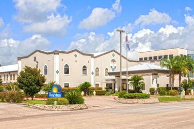 Days Inn & Suites by Wyndham Webster NASA