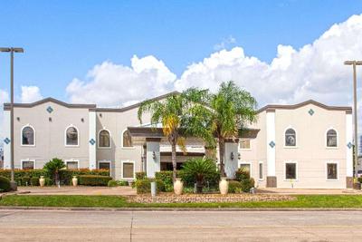 Days Inn & Suites by Wyndham Webster NASA