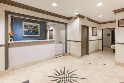 Days Inn & Suites by Wyndham Webster NASA