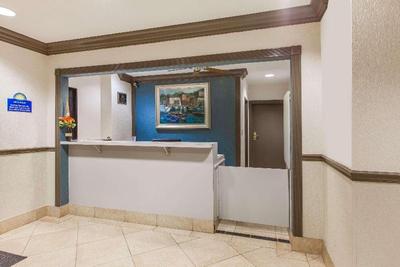 Days Inn & Suites by Wyndham Webster NASA