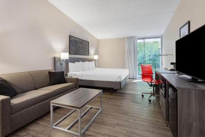 Ramada by Wyndham Hartford North / Bradley Airport