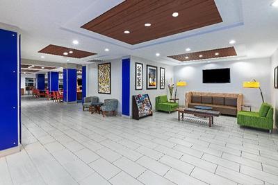 Holiday Inn Express & Suites Houston Space Center