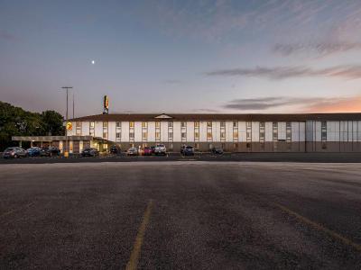 Super 8 by Wyndham Terre Haute