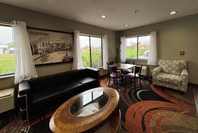 Super 8 by Wyndham Paris IL