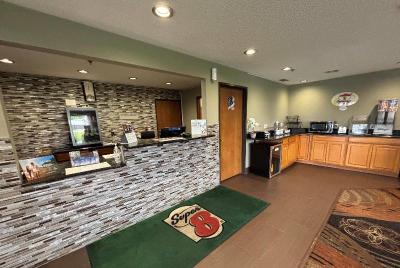Super 8 by Wyndham Paris IL