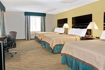 Howard Johnson by Wyndham Houston Heights/Downtown