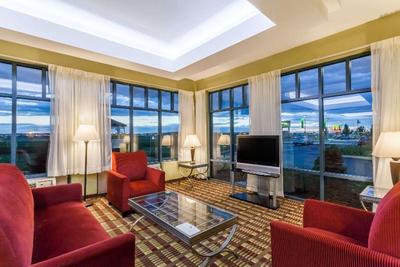 Days Inn by Wyndham Windsor Locks Bradley Airp