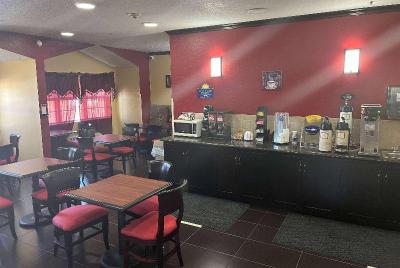 Days Inn & Suites by Wyndham Hutchinson