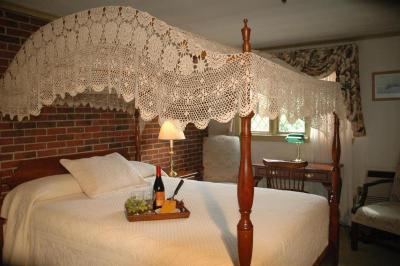 Lamie's Inn & Old Salt Restaurant