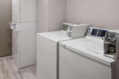 Days Inn &Suites by Wyndham Northwest Indianapolis