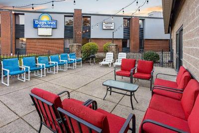 Days Inn &Suites by Wyndham Northwest Indianapolis