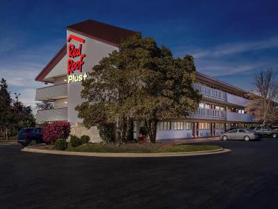 Red Roof PLUS+ Chicago - Hoffman Estates
