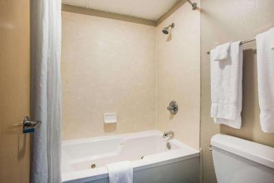Super 8 by Wyndham Sevierville Riverside