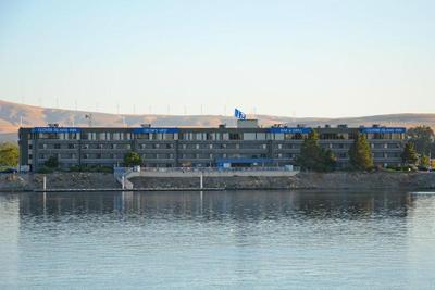 Clover Island Inn
