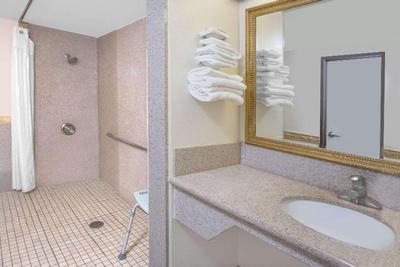 Travelodge by Wyndham Costa Mesa Newport Beach