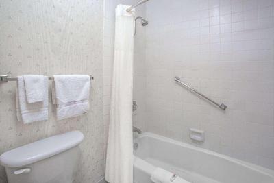 Travelodge by Wyndham Costa Mesa Newport Beach