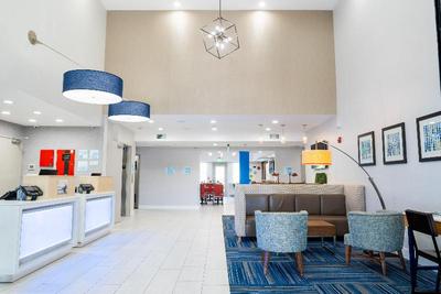 Holiday Inn Express & Suites Lake Forest