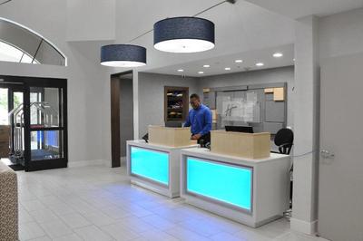 Holiday Inn Express & Suites Lake Forest