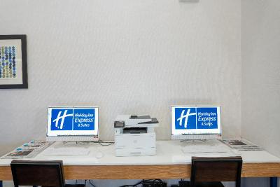 Holiday Inn Express & Suites Lake Forest
