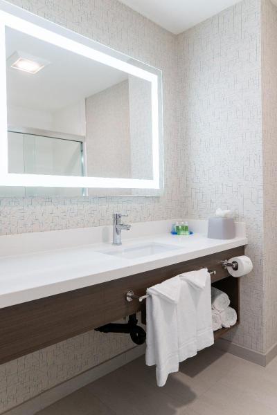 Holiday Inn Express & Suites Lake Forest