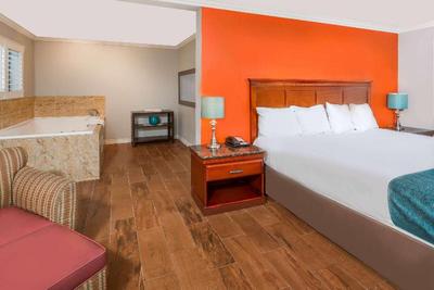 Howard Johnson Hotel & Suites by Wyndham Orange