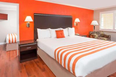 Howard Johnson Hotel & Suites by Wyndham Orange