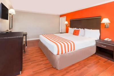 Howard Johnson Hotel & Suites by Wyndham Orange