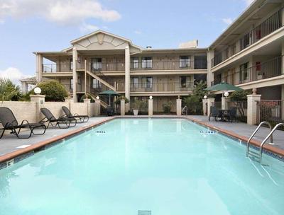 Days Inn & Suites by Wyndham Mobile
