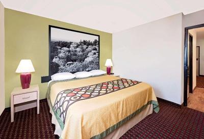Super 8 by Wyndham Metropolis