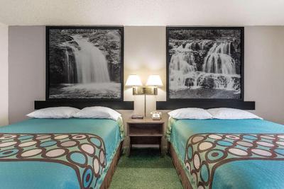 Super 8 by Wyndham Reedsburg